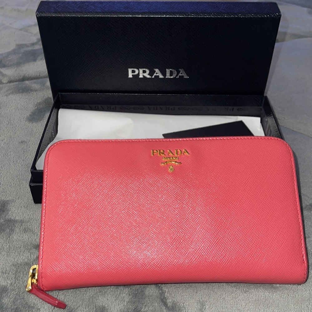 Preloved Prada wallet, excellent condition. Ask any questions.. - Picture 2 of 11